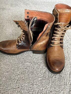 Women's Two-Tone Tan Lace-Up Leather Boots Size 8